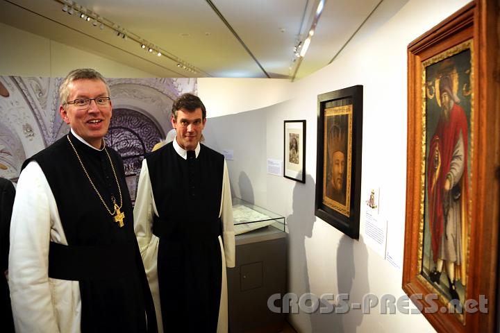 2013.02.23_17.14.14.jpg - Die Heiligenkreuzer Delegation vor der Abbildung des Verduner Altares (Klosterneuburg) mit dem Grabmahl Leopolds und einem Portrait des hl.Koloman (Vorgänger Leopolds als Landespatron).