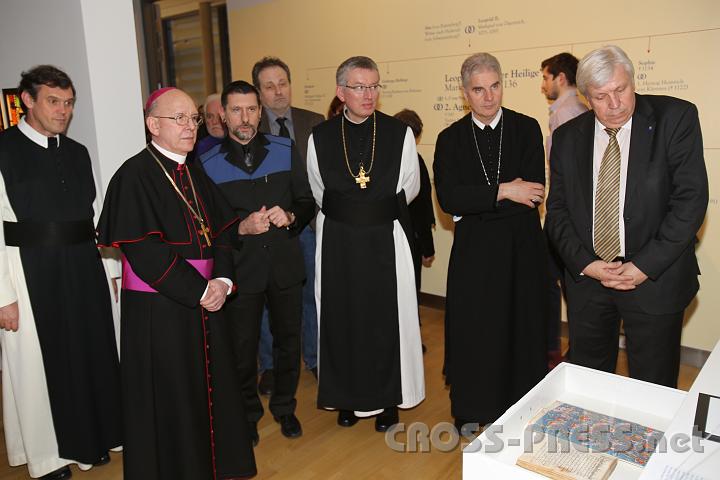 2013.02.23_17.18.39.jpg - Kurator MMag.Wolfgang Huber (3. v.l.) führt durch die Ausstellung: Bischof Klaus Küng, Abt Maximilian Heim OCist, Abt Columban Luser von Stift Göttweig, 2. Landtagspräsident Mag.Johann Heuras.