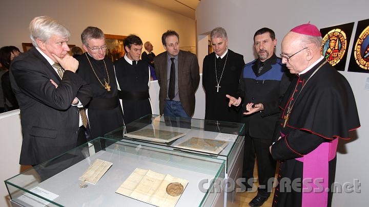 2013.02.23_17.22.34.jpg - Die Ehrengäste rund um die Vitrine mit dem Beileidsschreiben Papst Innozenz II. an Markgräfin Agnes, Pisa, 8. Januar 1137, Stiftsarchiv Klosterneuburg (rechts).