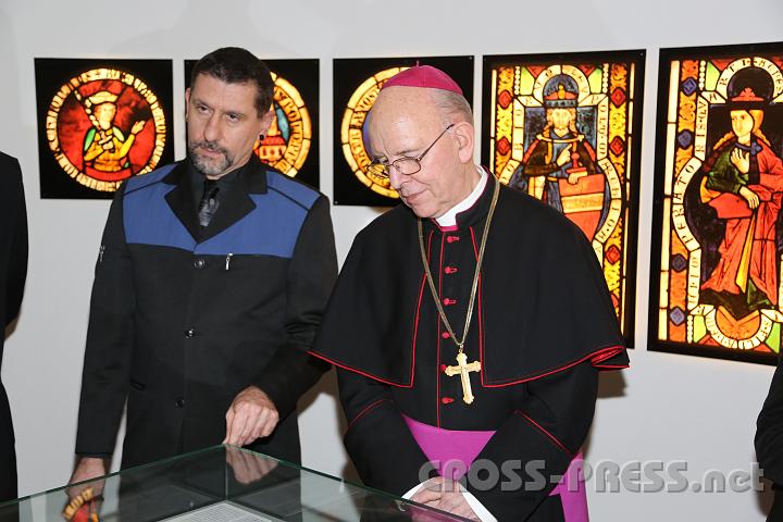 2013.02.23_17.23.13.jpg - Ausstellungskurator MMag.Wolfgang Huber mit Diözesanbischof DDr.Klaus Küng.