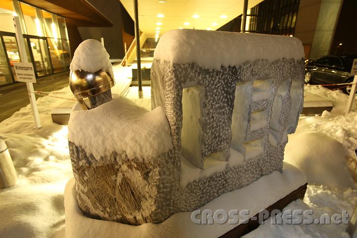 2013.02.23_18.31.29.jpg - Markus Redl schuf diesen "Leo" aus Carrara-Marmor. Der Name Leopold kommt von "Leudis", Althochdeutsch für "liut" - Volk (Leute). Österreichisch: "Leo/im Leo sein": einem Brauch zufolge bedeutet dies, wenn jemand im alten Wien verfolgt wurde und es bis zur Nordseite des Stephansdoms geschafft und dort das Denkmal des hl.Leopold bzw. den Leopoldring beim Adlertor berührt hat, dann war er vorerst einmal in Sicherheit. So ist "Leo" zu einem Begriff für einen Zufluchtsort geworden, der auch von Kindern beim Fangenspielen Verwendung fand und heute noch den Ort bezeichnet, wo man nicht abgeschlagen werden kann. Zur Zeit Leopolds gab es mehrere Klöster mit Asylrecht.