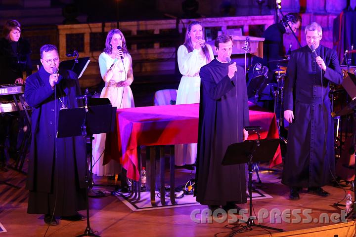 2013.03.17_20.07.09.jpg - Benediktinerabt Rhabanus Petri, P.Vianney Meister OSB und Diözesanpriester Andreas Schätzle sind "Die Priester". Hier mit Background-Sängerinnen, Keyboard- und Drums-Begleitung.