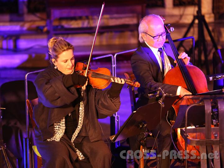 2013.03.17_20.08.39.jpg - Nadine Gürke aus Berlin (Violine) und der ebenfalls in Berlin lebende Weltmusiker und Cellist Sony Thet aus Kambodscha sind Meister ihrer Instrumente.