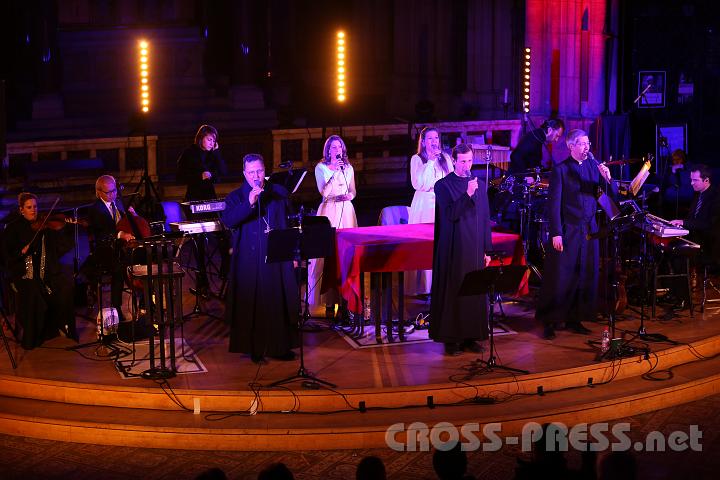 2013.03.17_20.08.49.jpg - Die Musik der Priester dringt in Kopf und Herz zugleich, spendet Trost und Zuversicht, sendet göttliche Symbolik.