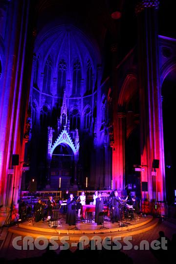 2013.03.17_20.09.56_01.jpg - Wir haben Musik und Lieder konzipiert und komponiert, die wie ein Gebet zu Gott führen sollen, die das Kontemplative und Mystische der christlichen Liturgie und des Gedankenguts transportieren, erklärt Pater Vianney das Leitmotiv der neuen CD "Rex Gloriae".