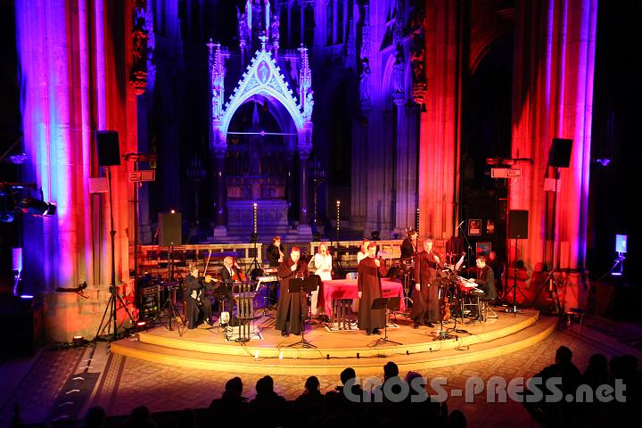 2013.03.17_20.18.24.jpg - Die Lieder, die durch die klare Kirchenakustik an Intensität gewinnen, die Ausdruckstärke und Tiefe der vorgetragenen Texte und Geschichten und nicht zuletzt der Humor und die Wärme der drei Priester fesseln und berühren.