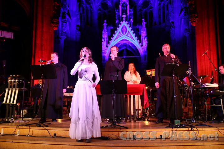 2013.03.17_20.39.39.jpg - Yael de Vries und "Die Priester" in der mystisch ausgeleuchteten Votivkirche.