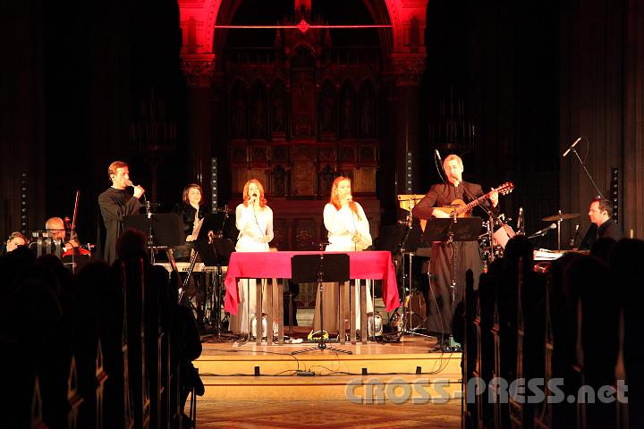 2013.03.17_20.45.35.jpg - Priester Andreas Schätzles Song: "Licht des Himmels sei auf deinen Lippen/ Tau des Lichtes deines Herzens Lied/ wenn das Dunkel kommt und die Schatten fallen/ wenn ein Stern in schwarzer Nacht erglüht...".