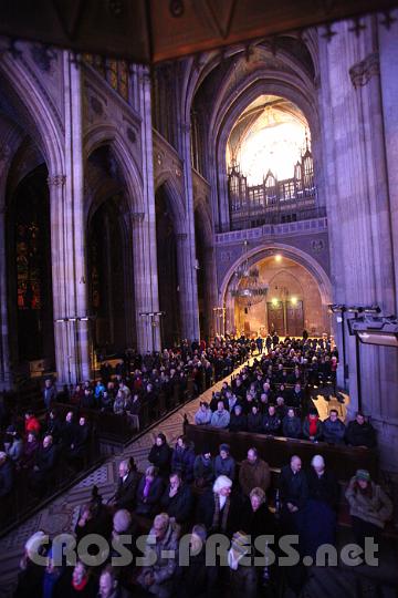 2013.03.17_21.30.45.jpg - Die winterlich frostigen Temperaturen in der vollbesetzten Votivkirche lassen uns an die Flüchtlinge denken, die elf Wochen hier auf dem Steinboden verbracht haben.