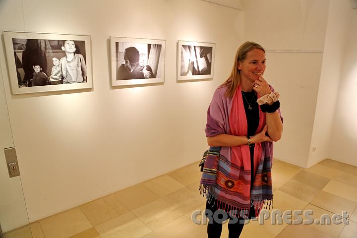 2013.04.24_21.20.19.jpg - Claudia Henzler vor Bildern aus ihrem "Palästina - Zyklus".