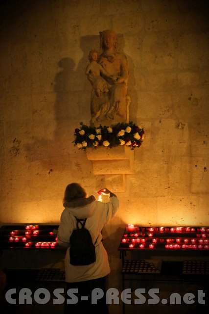 2013.10.19_18.29.19.jpg - MarienStatue im Eingangsbereich der Stiftskirche.