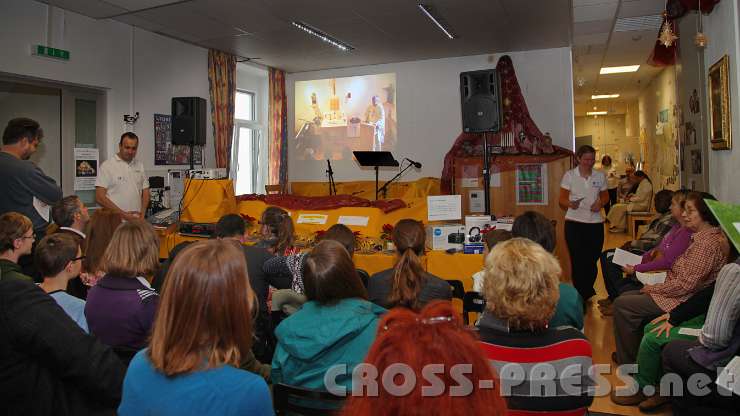 2013.12.08_10.50.43.jpg - Da die Kapelle viel zu klein war für den Ansturm der Besucher, wurde die hl. Messe in den großen Raum des Hörerservice übertragen.