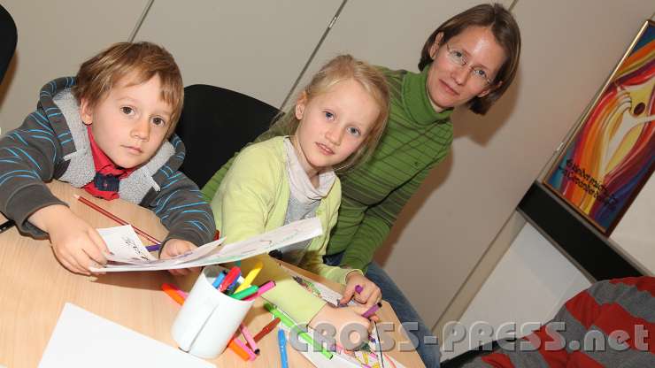 2013.12.08_16.17.25.jpg - Für die Kinder gab's einen großen Bastel- und Maltisch und eine gemütliche Couch zum Ausruhen.