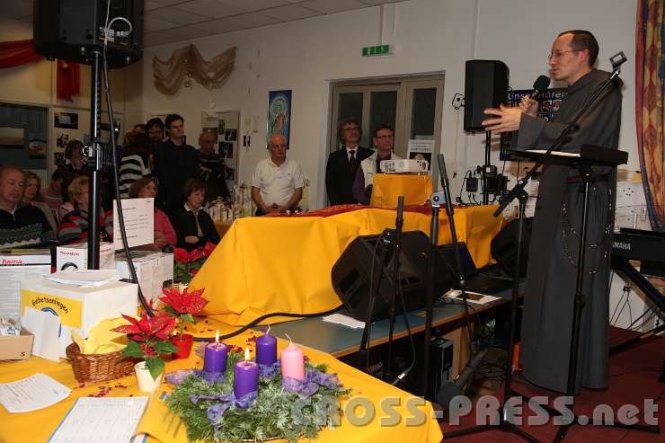 2013.12.08_16.19.53.jpg - Beim Vortrag von P. Luc Emmerich zum Thema "Die Wüste - wo Gott dir begegnet".