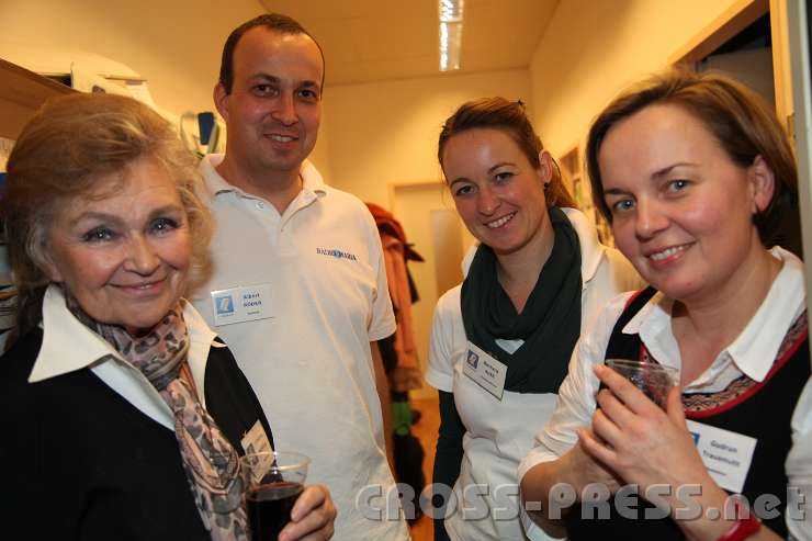 2013.12.08_18.35.01.jpg - RM-Mitarbeiter in adventlicher Freude: Christine Nachförg, Albert Röder,  Barbara Auer und Gudrun Trausmuth.