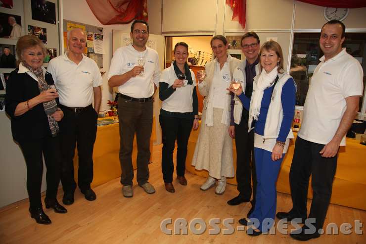 2013.12.08_20.01.12.jpg - Christine Nachförg, Bernhard Grimm, Andreas Siller, Barbara Auer, Katja Edenharter, Christian Schmid, Aurelia Stürzl und Albert Röder in froher (Halb)Runde.