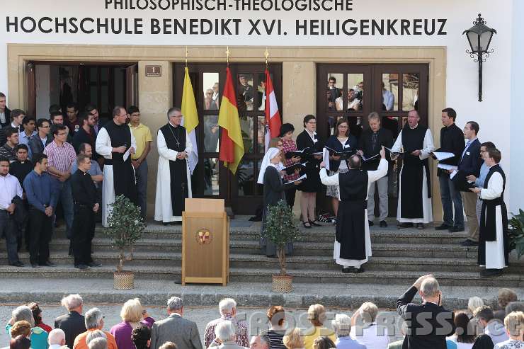 2014.04.30_17.09.47.jpg - Hochschul-Ensamble unter der Leitung des Priors P.Simeon Wester.