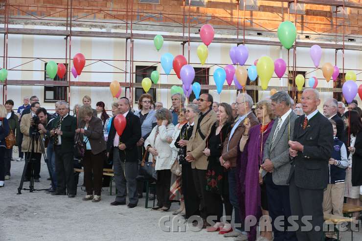 2014.04.30_18.56.17.jpg - Festgäste und Gönner der Hochschule.