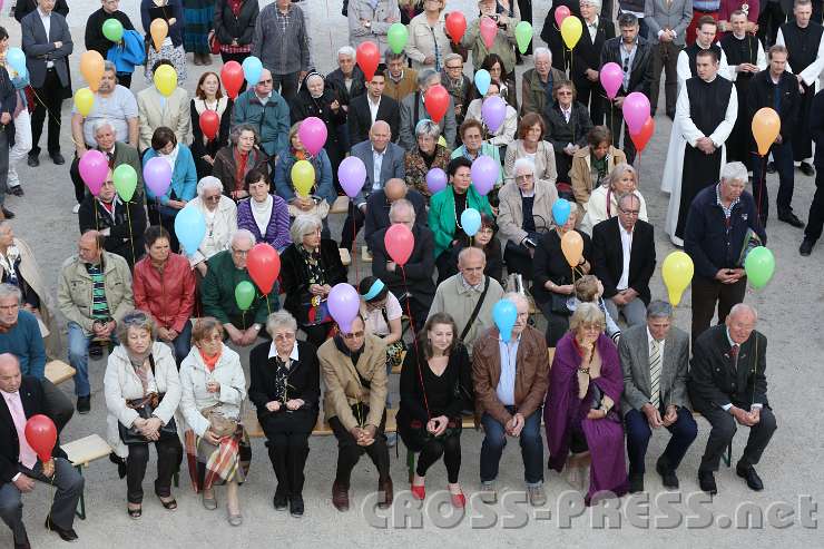 2014.04.30_18.58.55.jpg - Die Luftballons sind startbereit ...