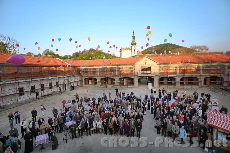 2014.04.30_19.16.27.jpg - ... und: Abflug. Das Aufsteigen der bunten Luftballons in himmlische Sphären ist ein schönes Dank-Symbol.