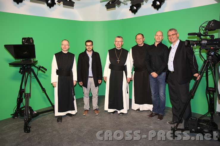 2014.04.30_20.51.09.jpg - P.Dr.Alkuin Schachenmayr (Vizerektor der Hochschule), Gunnar Sornek (Leiter des Medienzentrums), Abt Dr.Maximilian Heim (Großkanzler der Hochschule), P.Dr.Karl Wallner (Rektor), Christian Kreidl (techn. Mitarbeiter) und DI Zsolt Tamási (Geschäftsführer der Technikfirma, die das Studio ausstattete).