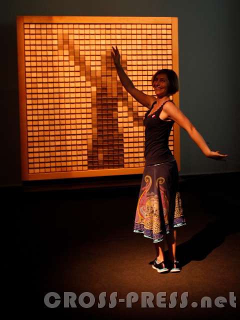 2016.07.08_17.31.37.JPG - Dieses Holz-Pixel-Mosaik bildet die Besucher live ab. ("Wooden Mirror", Daniel Rozin)