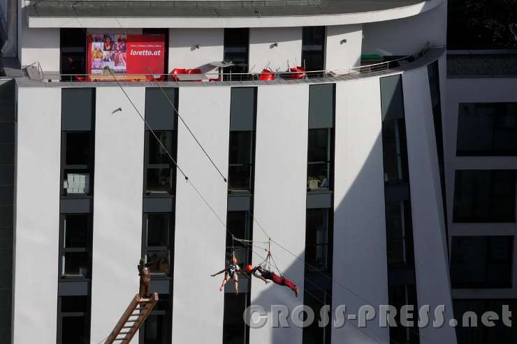 2016.07.08_18.22.12.JPG - "Fliegende Füchse" beenden ihren Flug beim Haus der Karmeliten und dem "Penthaus" der Loretto-Gemeinschaft.