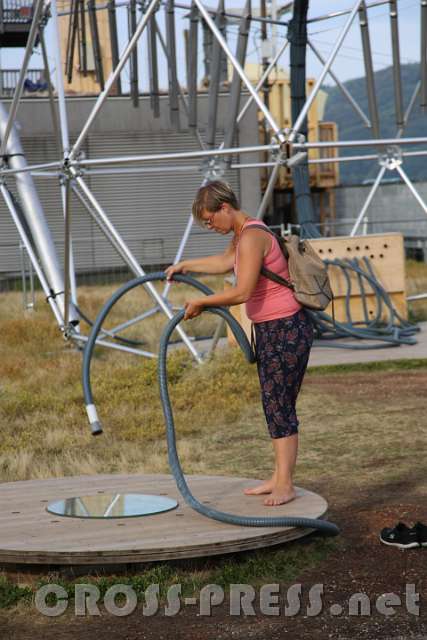 2016.07.08_18.30.43.JPG - Dieses "Instrument" verstärkt auf mechanische Weise das Rollen kleiner Metallkugeln zu lautem Rauschen. ("Klanggarten",  Josef Baier)