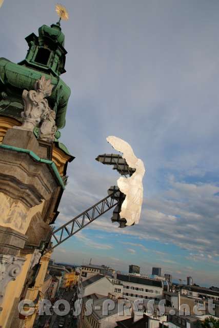 2016.07.08_19.04.48.JPG - Nike, als Engel getarnt, auf ihren Siegesflug über die Kirche ist auch das Logo der Ausstellung "Höhenrausch16".