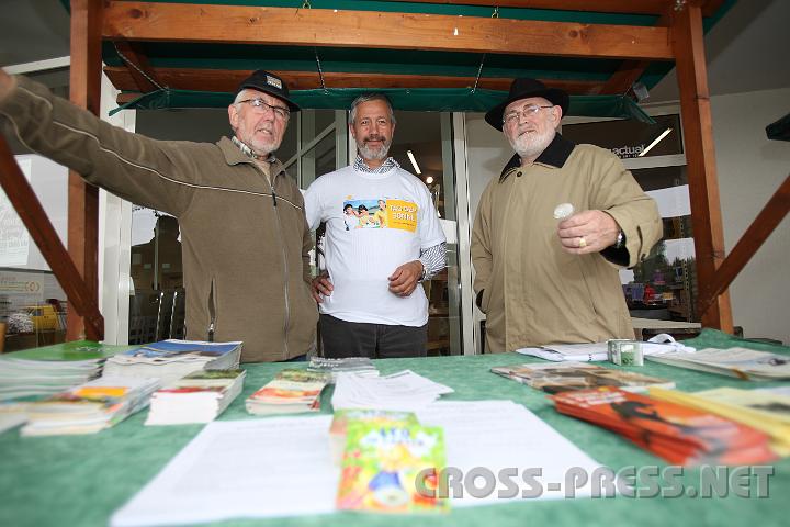 2009.05.15_15.36.31.jpg - Die beiden Umweltgemeinderte Franz Mottl (St.Peter/Au, links) und OSR Karl Maurer (Seitenstetten, rechts) mit GGR Josef Groeiber (Seitenstetten) beim gemeinsamen Info-Stand.