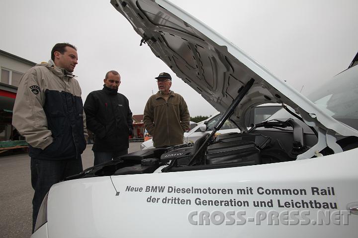 2009.05.15_16.25.29.jpg - Ein Blick unter die Haube des sparsamen 4,4 Liter Autos.