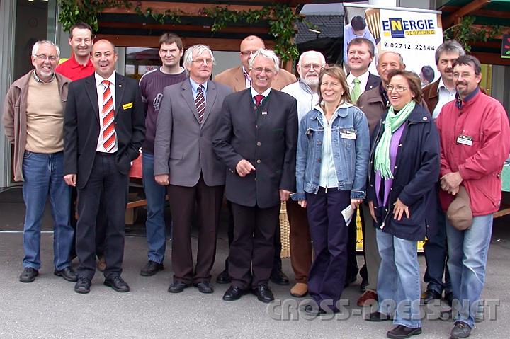 2009.05.15_10.30.00.jpg - Bei der Erffnung der "Energiemeile" (vorne, v.l.n.r.): GR Franz Mottl, Johann Staudinger, Bgm. Gerhard Wieser, Bgm. Franz Deinhofer, Franziska Simmer, Erika Mottl, Friedrich Heigl.   Hinten (v.l.n.r.): Johann Lahmer, Baum. Franz Stocklassa, Baum. Franz Pabst,  OSR Karl Maurer, Dir. Johann Pambalk-Blumauer, Baum. Erwin Pabst, GF Josef Kronsteiner.