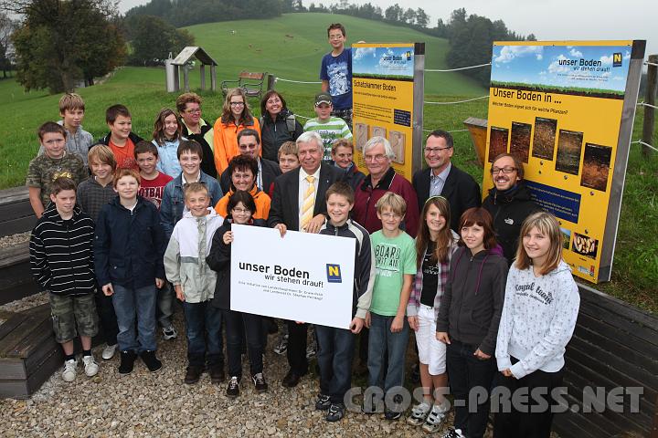 2009.09.25_09.56.10.jpg - Die Schler der 3a Klasse der HS St.Peter genossen die erste offizielle Unterrichtsstunde in der "Freiluftklasse" trotz des regnerischen Wetters.  HS Dir.Erich Greiner (3. Reihe Mitte), Klassenvorstand Rosemarie Glzner (2. Reihe), LR Mag. Johann Heuras (Mitte), Bgm. Gerhard Wieser, Dr. Erwin Szlezak, Leiter der N-Bodenkampagne, Dr.Alex Dellantonio von der BoKu Wien.
