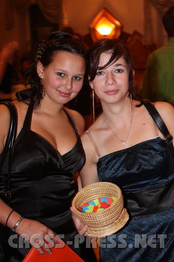 2009.09.26_21.50.06.jpg - Martha Rechberger und Manuela Hagenhuber verkaufen Glckslose.