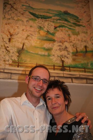 2009.09.26_22.16.20.jpg - Bernhard Gugler und Manuela Hagenhuber vor blhender mostviertler Landschaft. ;)