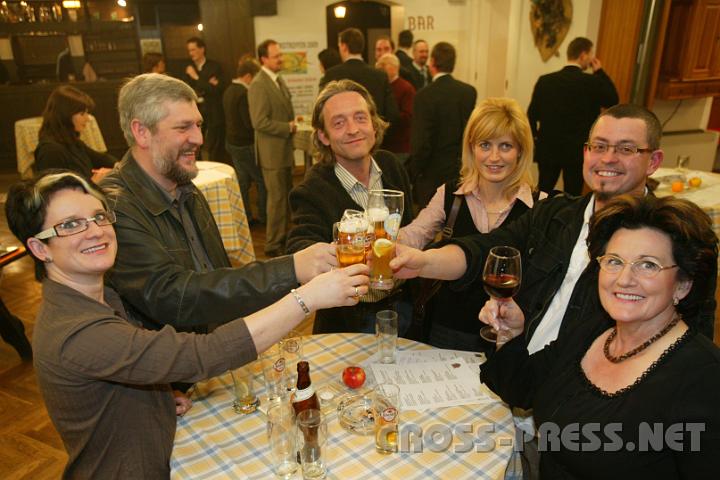 2009.01.16_21.39.34.JPG - Neujahr nachfeiern in frhlicher Runde, v.l.n.r.: Susanne Aichmayer, Andreas Schlgelhofer, Johannes Unterbuchschachner, Rosemarie Forster, Dr. Martin Aichmayer, Elfriede Unterbuchschachner.