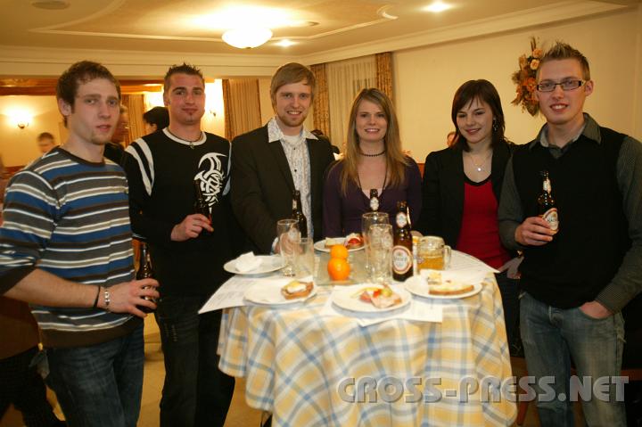 2009.01.16_21.46.51.JPG - Auch die Ertler Jugend kommt gerne zum Neujahrsempfang, v.l.n.r.: Harald Schenkermayr, Franz Stockinger, Mario Schenkermayr, Julia Huber, Karin Kern, Matthias Schenkermayr.