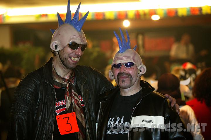 2009.02.07_22.03.29.jpg - Franz Prller und Engelbert Zisler erfllen sich ihren Jugendtraum: Punk-Rocker zu sein.