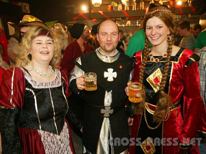 2009.02.07_22.11.39.jpg - Aus den mittelalterlichen St.Peter kamen die Schlossdamen und Ritter (v.l.n.r.): Silvia Hengst, Martin Schuller und Monika Hrlendsberger.