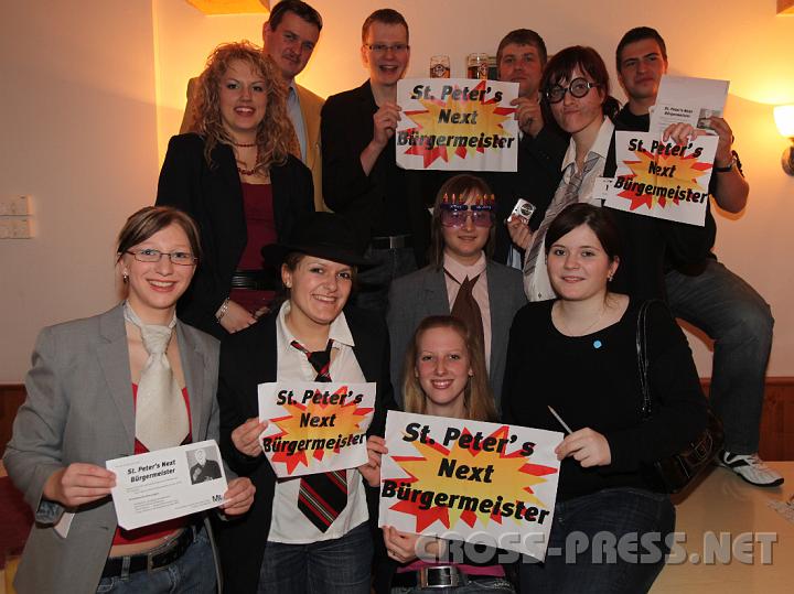 2009.02.24_21.32.54.jpg - Dem neuen Chef von St. Peter winkt ein Werbevertrag mit der NN, so Team-Chefin von "St.Peter's Next Brgermeister" Christa Stockinger (am Foto links vorne).   Es folgen: Maria Rohrhofer, Isabella Schnegger, Andrea Gruber, Corinna Schnegger, Regina und Andrea Hutter, Leopold Bierbaumer, Martin Wimmer, Harald Stockinger und Harald Atschreiter.