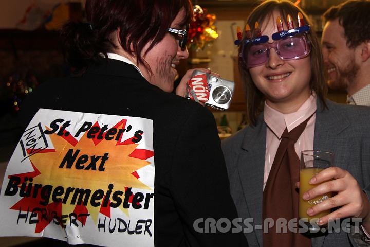 2009.02.24_21.18.41.jpg - Unter den Maskenball-Gsten fanden sich auch die beiden "NN-Fotoreporterinnen" Andrea und Regina Hutter aus St.Peter.  Als Mitglieder des Teams "St.Peter's Next Brgermeister" machten sie gleichzeitig Wahlwerbung fr "Kollegen" und NN-Urgestein Heribert Hudler.