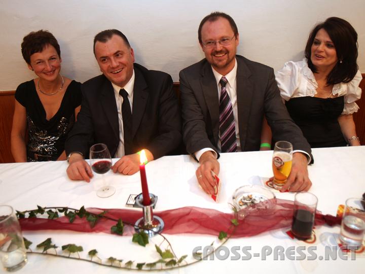 2009.10.25_21.49.26_01.jpg - Jacek Biela, Pfarrer von Ertl (2.v.l), heute als "Mafia Pate" in gemtlicher Runde, v.l.n.r.: Anna Krendl, Ferdinand und Erni Schenkermayr.