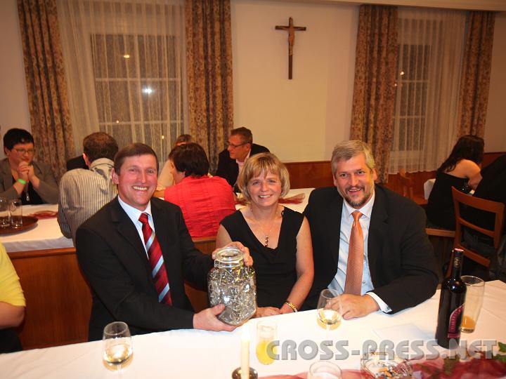 2009.10.25_21.51.01_01.jpg - Auch Brgermeister Alois Panstingl mit Gattin Johanna und Andreas Schlgelhofer wagten sich zum Ball der "Gesetzlosen".