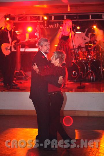 2009.10.25_22.09.56.jpg - Als Musik-Profi weiß Andreas Schlögelhofer ("D'Urltaler") gute Musik zu schätzen. Viel Platz zum Tanzen für ihn und seine Gattin, weil sich die gefährlichen jungen Ertler "Mafiosi" nicht auf die Tanzfläche wagten.  ;)