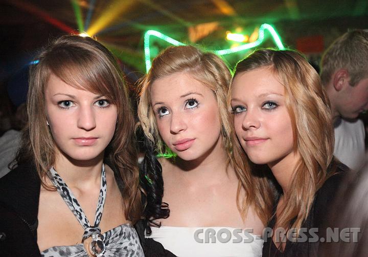 2009.10.25_22.34.49.jpg - Judit, Elisa und Marlies in der "Hlle" der "Gesetzlosen Bar".