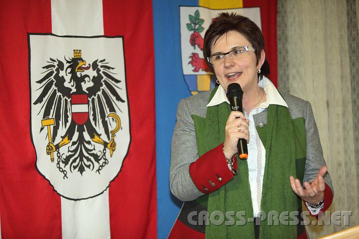 2010.01.08_21.08.24_01.jpg - LAbg. Michaela Hinterholzer kommt immer wieder gern nach Ertl und gratuliert der Gemeinde: "600 Kinder bei den Ferienspielen: das soll euch einmal jemand nachmachen...!"