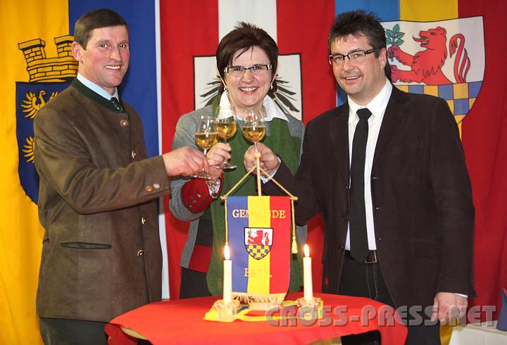 2010.01.08_21.29.32_02.jpg - Brgermeister Alois Panstingl, LAbg. Michaela Hinterholzer und Kulturvereinsobmann Josef Forster stoen nach dem Jahresrckblick auf ein gutes Neues Jahr 2010 an.