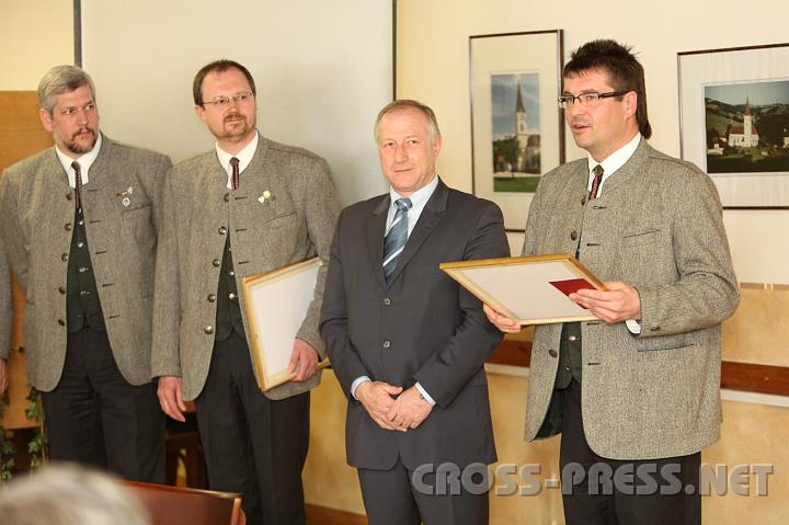 2010.03.20_17.13.49.jpg - Andreas Schlgelhofer, Chorleiter Ferdinand Schenkermayr und Obmann Josef Forster berreichen dem neuen Ehrenmitglied NR Gnter Kssl die Urkunde.