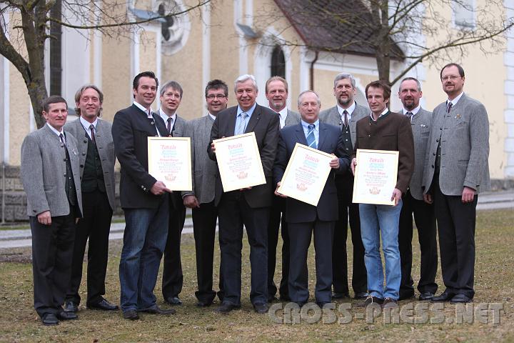 2010.03.20_17.36.36_01.jpg - Die achtkpfige Urltaler Sngerrunde mit ihren neuen Ehrenmitgliedern, vorne v.l.n.r.: Baumeister Stephan Mayr, LR Mag. Johann Heuras, NR Gnter Kssl, Dipl.Ing. Gnther Mayr vor der Ertler Pfarrkirche.