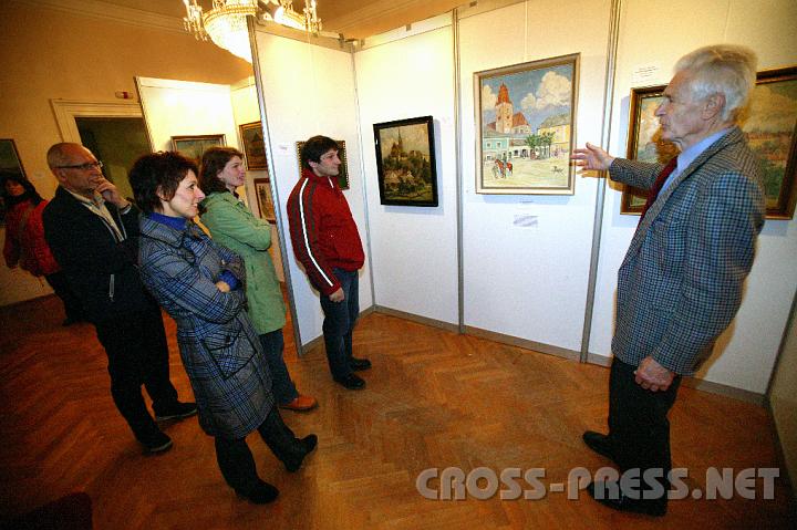 2008.09.27_22.00.03.JPG - Herr Franz Grubbauer fhrt durch die Gemldeausstellung mit alten Haager Ansichten im Pfarrhof.